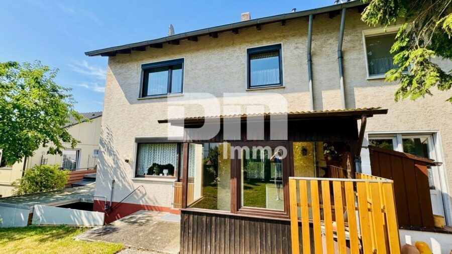 Solide Doppelhaushälfte mit viel Potenzial, Wintergarten und schönem Garten in beliebter Lage - Rückansicht